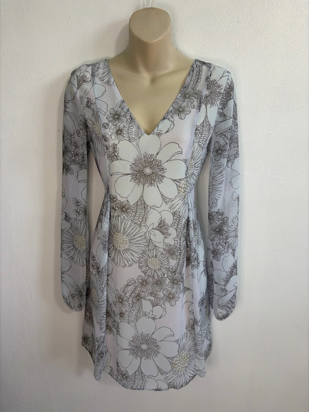 BCBGeneration Floral Mini Dress Size XS V-Neck Long Sleeve Fit and Flare